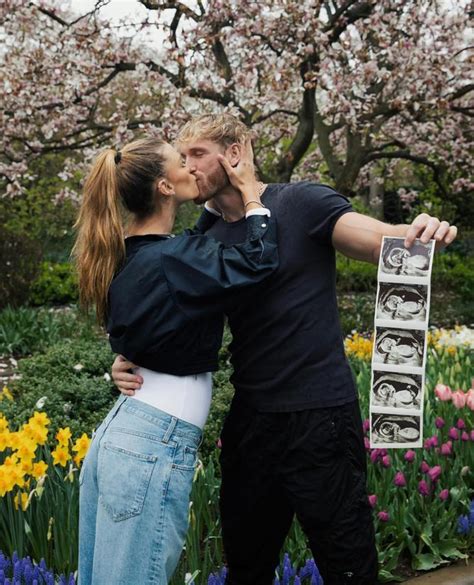 Logan Pauls Fiancée Nina Agdal Poses Nude with Baby Bump。